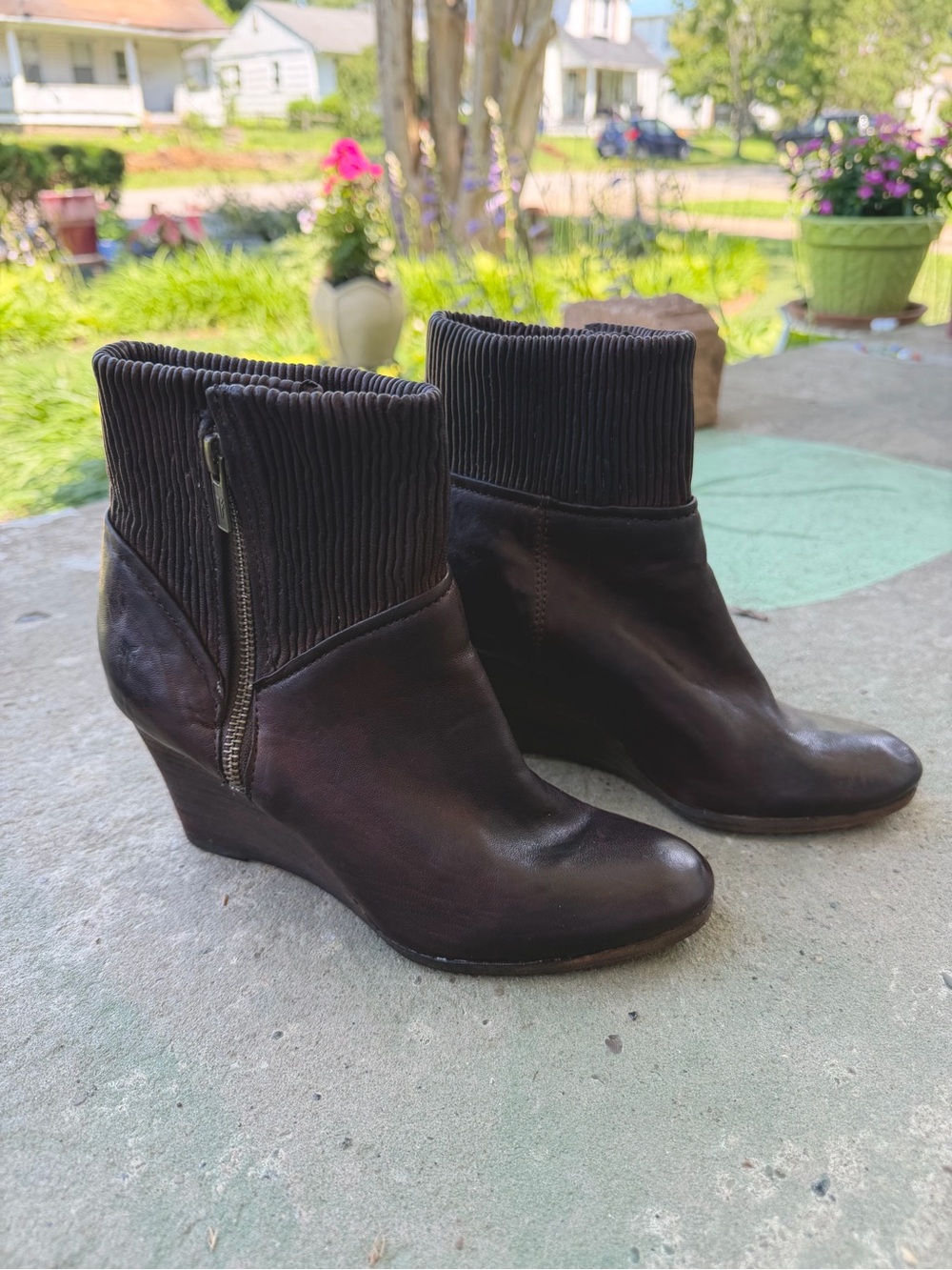 FRYE Women’s Corby Side Zip Leather Wedge Ankle Boots in Dark Brown || Size 6.5